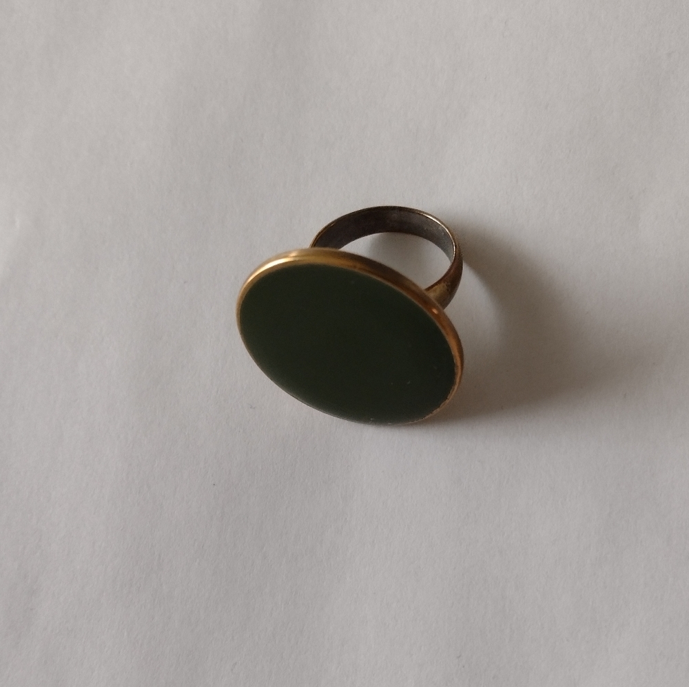 Vintage ring green round shape
